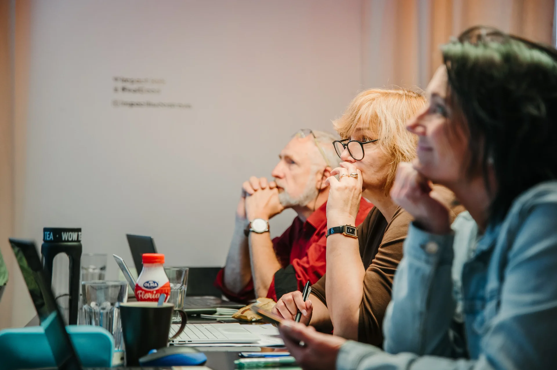 Účastníci konference AIWAY 2026 pracují na laptopech