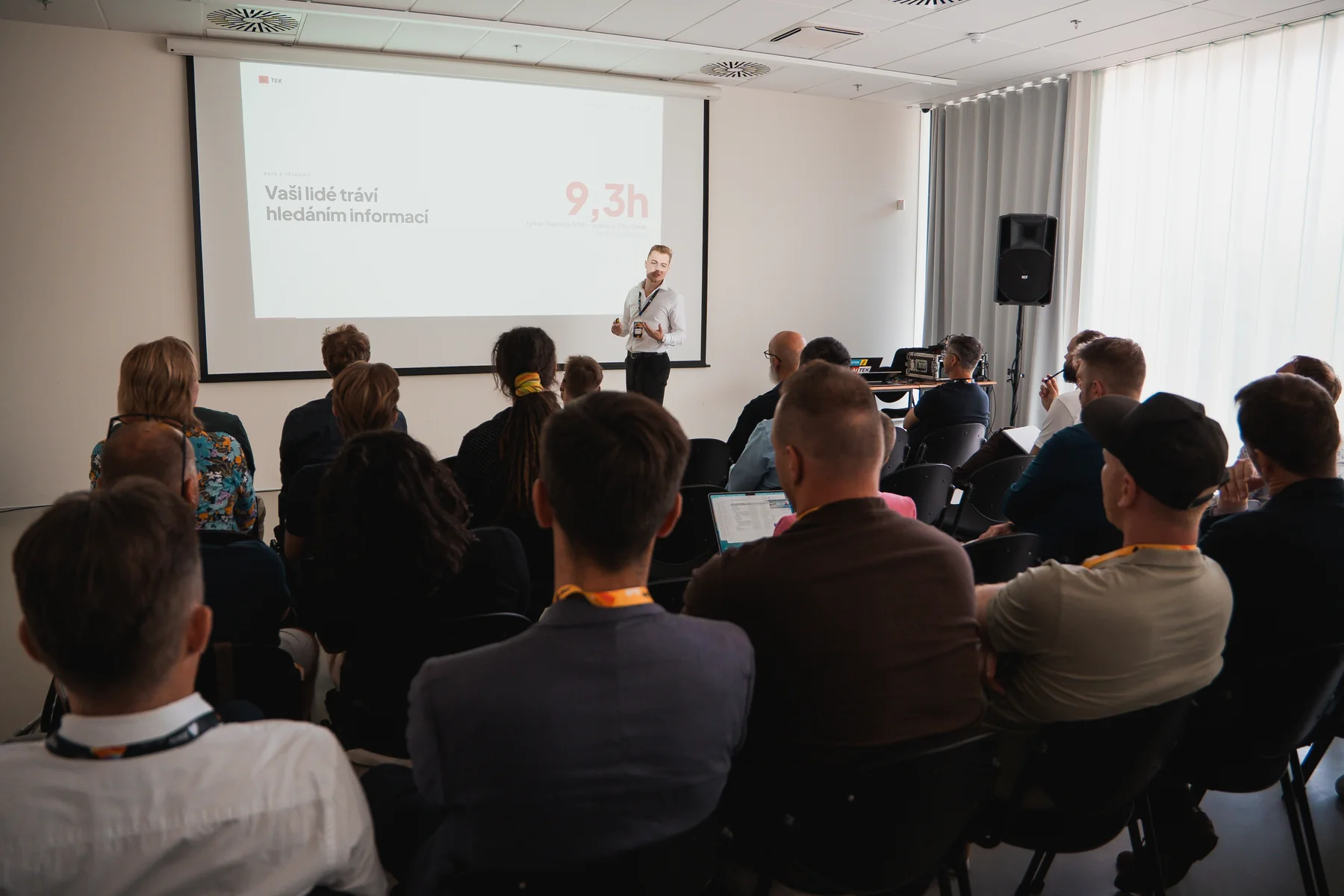 Účastníci s notebooky při workshopu AIWAY 2026