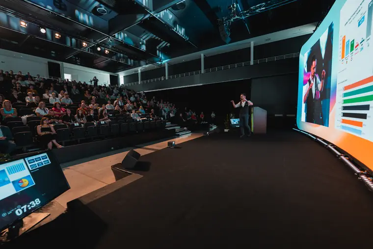 Hlavní pódium konference AIWAY 2026 s velkou LED obrazovkou