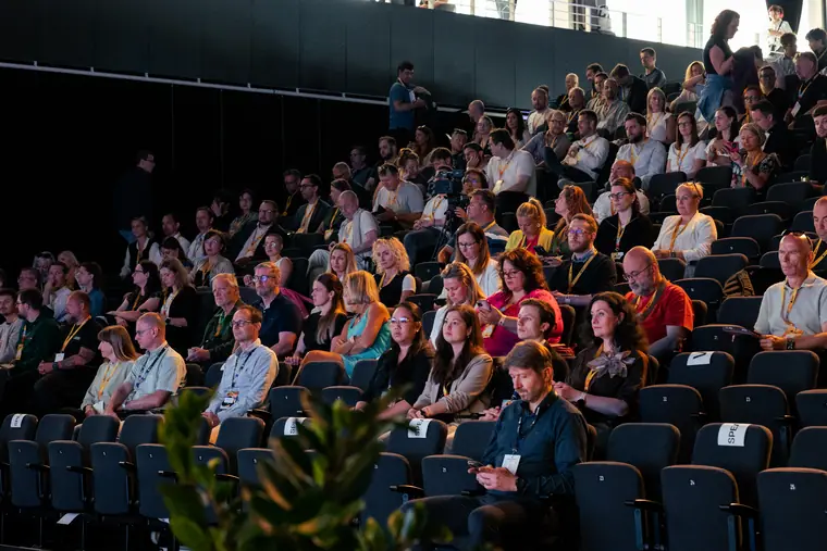 Zaplněný sál během přednášky na konferenci AIWAY 2026