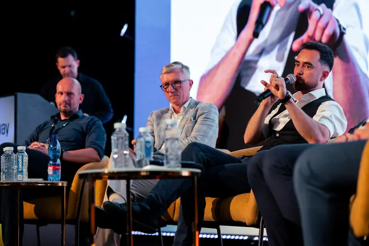 Panel řečníků na pódiu