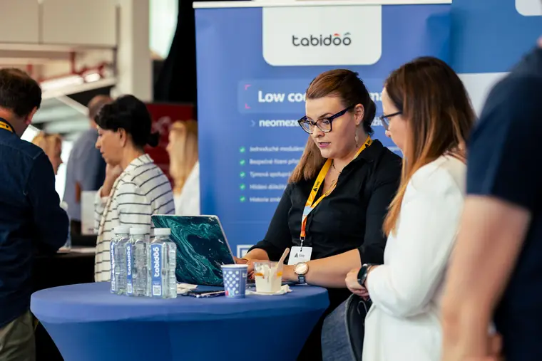 Hovor dvou účastníků na networkingu