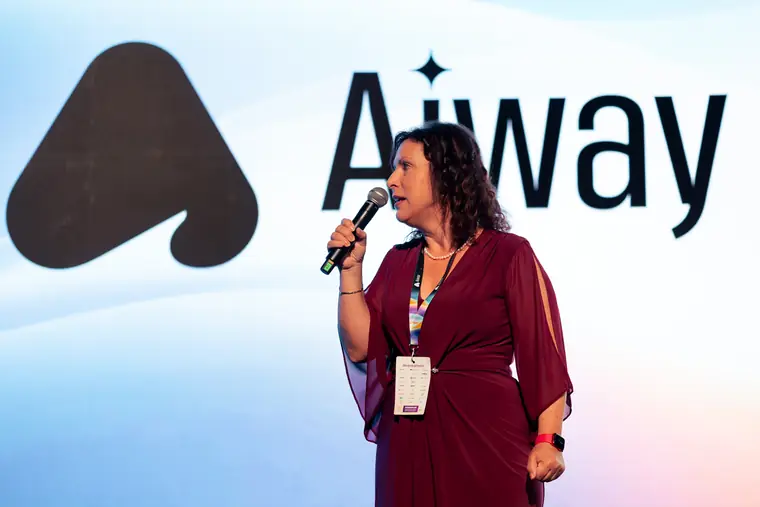 Logo AIWAY na velkém plátně